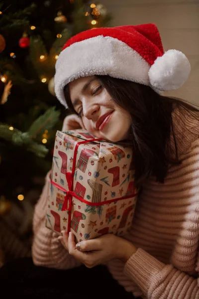 Стильная Молодая Женщина Держит Рождественскую Подарочную Коробку Мечтает Елкой Огнями — стоковое фото
