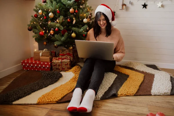 현대적 조명과 장식이 크리스마스 아래에 노트북을 모자를 노트북을 만들고 크리스마스 — 스톡 사진