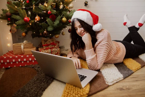 Modern Odada Dizüstü Bilgisayarı Olan Şık Bir Genç Kadın Noel — Stok fotoğraf