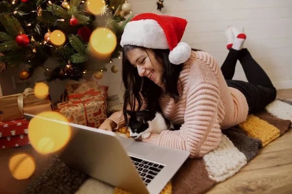 Mujer Joven Sentada Con Gato Lindo Mirando Portátil Bajo Árbol —  Fotos de Stock