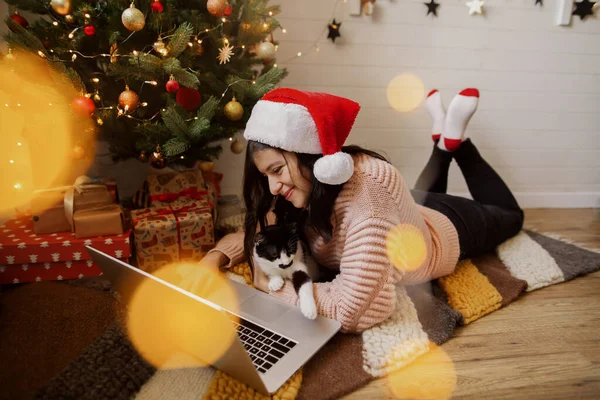 Stylish Young Woman Sitting Cute Cat Laptop Rug Christmas Tree — Stock Photo, Image