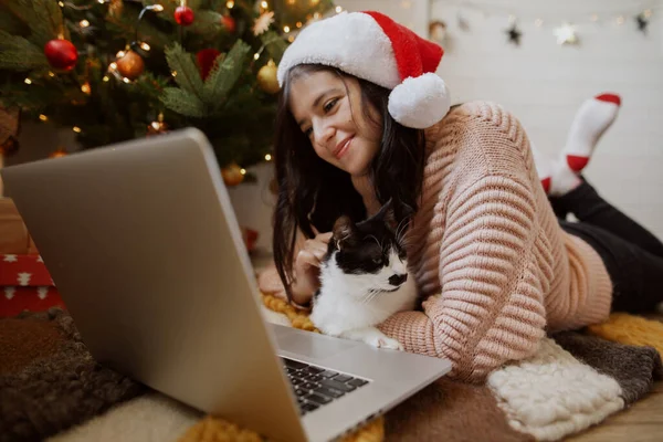 Fiatal Aranyos Macska Nézi Laptop Alatt Karácsonyfa Ajándékokkal Boldog Lány — Stock Fotó