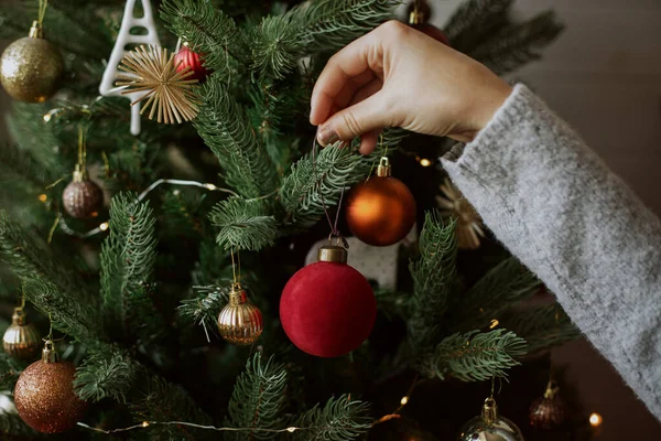 Frau Schmückt Weihnachtsbaum Mit Roter Christbaumkugel Nahaufnahme Vorbereitung Auf Weihnachten — Stockfoto