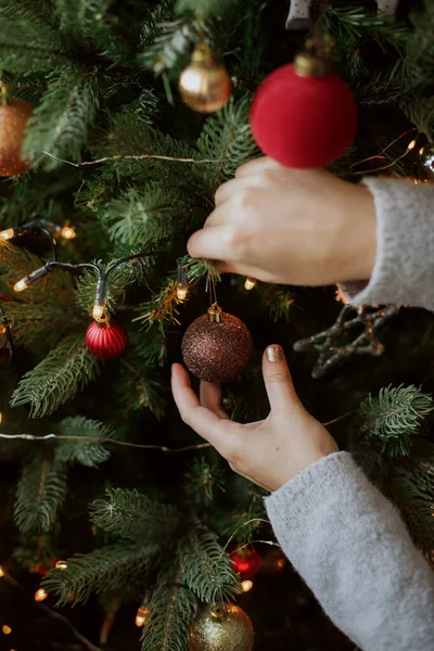 Díszítő Karácsonyfa Csecsebecse Közelkép Felkészülés Karácsonyra Modern Csillogó Dísz Kezében — Stock Fotó