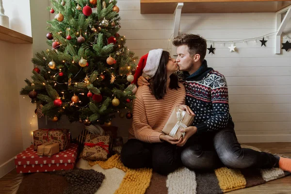 Elegante Pareja Feliz Intercambiando Regalos Navidad Bajo Árbol Navidad Con — Foto de Stock