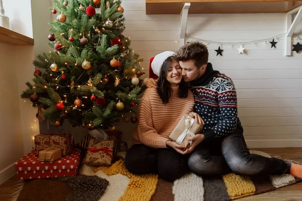 Elegante Pareja Feliz Intercambiando Regalos Navidad Bajo Árbol Navidad Con — Foto de Stock