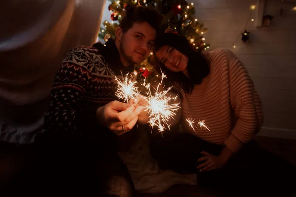 Young Family Burning Sparklers Celebrating Together Festive Dark Room Happy — Stock Photo, Image