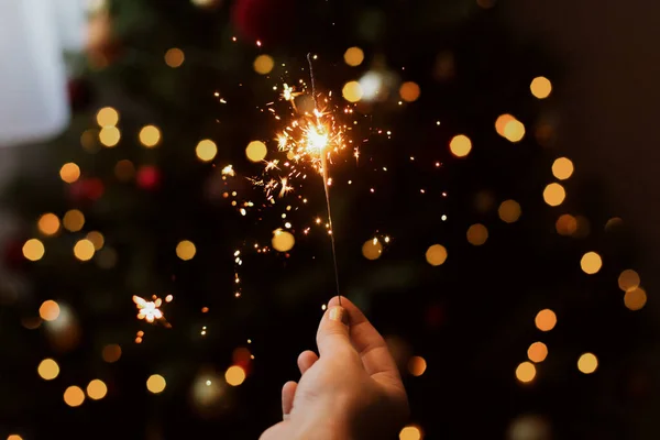 Frohes Neues Jahr Brennende Wunderkerze Der Hand Vor Goldenem Bokeh — Stockfoto