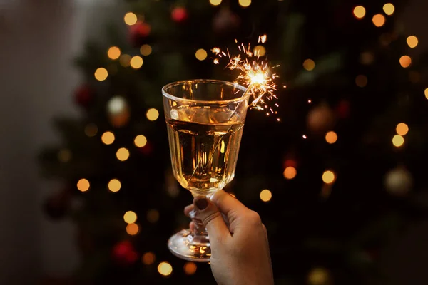 Şenlik Odasındaki Altın Bokeh Işıklarının Arka Planında Şampanya Kadehiyle Havai — Stok fotoğraf