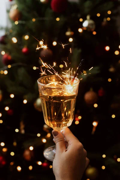 Kutlama Odasındaki Altın Bokeh Işıklarının Arka Planında Elinde Şampanya Bardağıyla — Stok fotoğraf