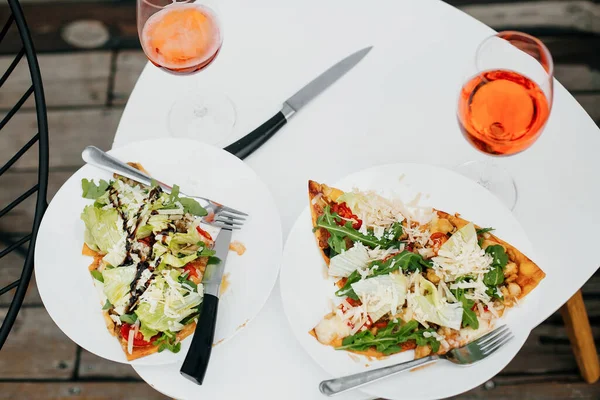 Zelfgemaakte Pizza Aperol Drinken Moderne Witte Tafel Het Terras Diner — Stockfoto