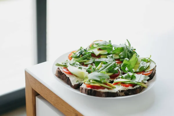 Sandwich Gemaakt Van Volkoren Brood Avocado Tomaat Arugula Kaas Thuis — Stockfoto