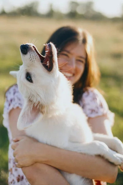 Elegante Mujer Joven Abrazando Lindo Cachorro Blanco Cálida Luz Del — Foto de Stock