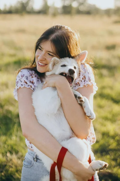 Élégante Jeune Femme Étreignant Chiot Blanc Mignon Dans Lumière Coucher — Photo