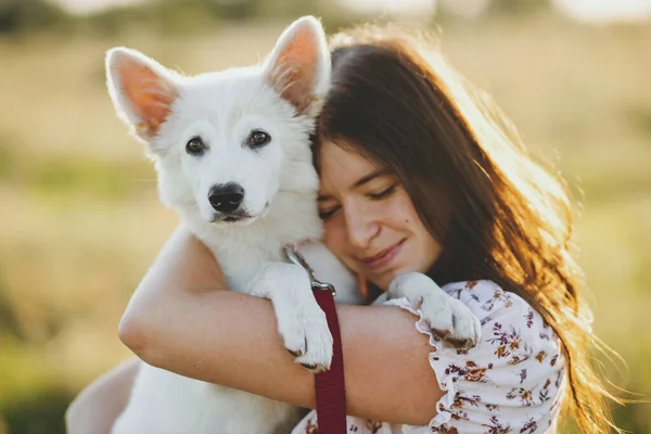 Mujer Abrazando Lindo Cachorro Blanco Cálida Luz Del Atardecer Prado — Foto de Stock