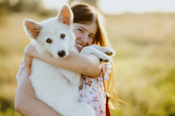 Wanita Muda Yang Bahagia Memeluk Anak Anjing Putih Lucu Bawah — Stok Foto