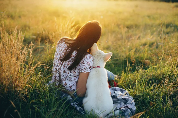 Donna Seduta Con Simpatico Cucciolo Bianco Guardando Tramonto Nel Prato — Foto Stock