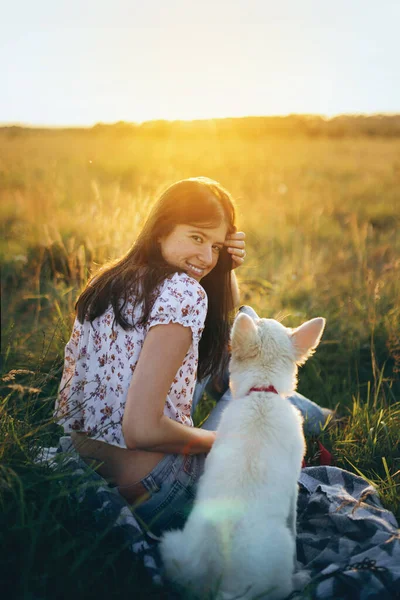 Mujer Feliz Sentado Con Lindo Cachorro Blanco Prado Verano Puesta — Foto de Stock