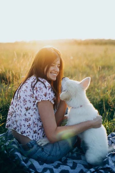 Mutlu Kadın Yaz Çayırında Gün Batımında Sevimli Beyaz Köpek Yavrusuyla — Stok fotoğraf