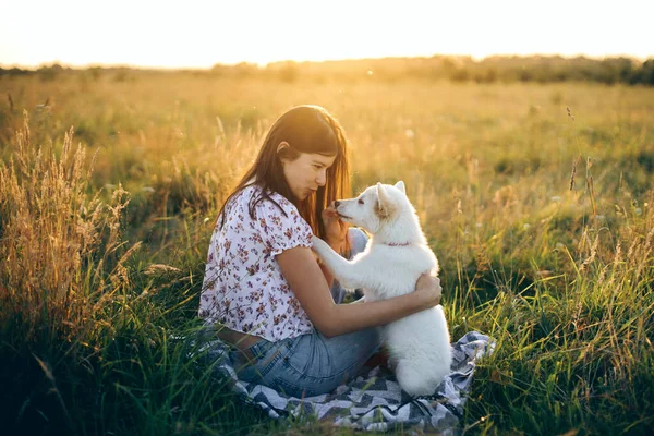 Gelukkige Vrouw Met Schattige Witte Puppy Een Picknick Zomer Weide — Stockfoto