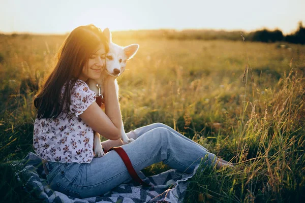Mujer Feliz Abrazando Lindo Cachorro Blanco Prado Verano Luz Del — Foto de Stock