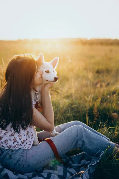 Viaje Verano Con Mascota Mujer Feliz Abrazando Lindo Cachorro Blanco —  Fotos de Stock