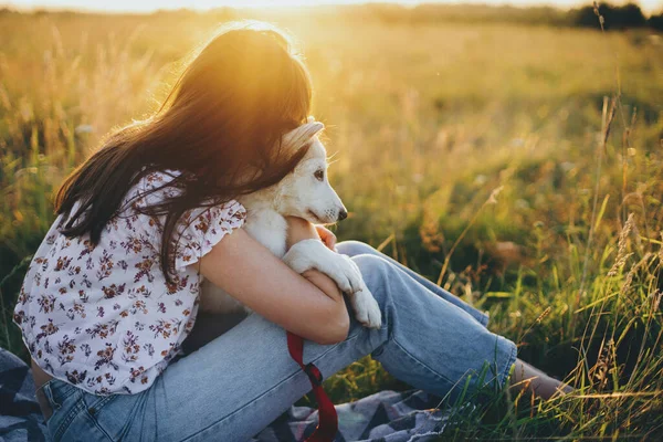 Stijlvol Meisje Ontspannen Met Haar Schattige Puppy Een Picknick Zomerreisje — Stockfoto