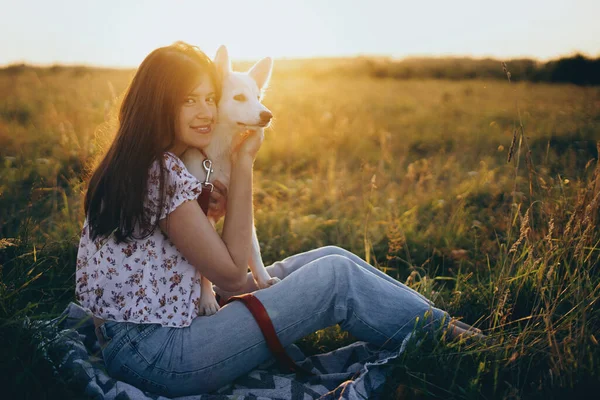 Mutlu Kadın Gün Batımında Yaz Çayırında Sevimli Beyaz Köpek Yavrusuna — Stok fotoğraf