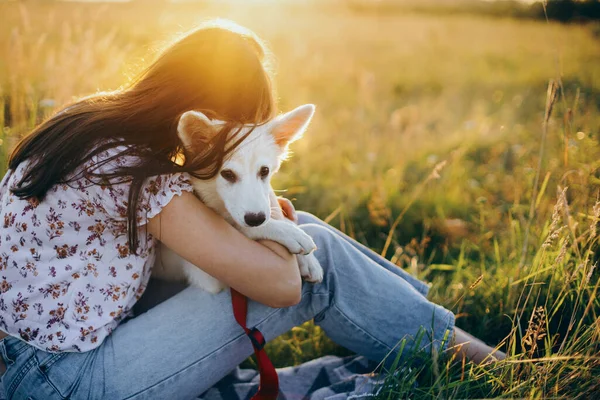 Menina Elegante Relaxar Com Seu Filhote Cachorro Adorável Piquenique Amigo — Fotografia de Stock
