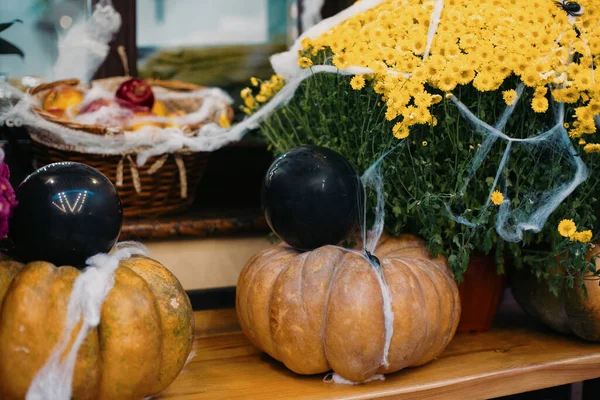 Decoración Callejera Halloween Calabazas Con Globos Negros Telaraña Flores Otoño — Foto de Stock