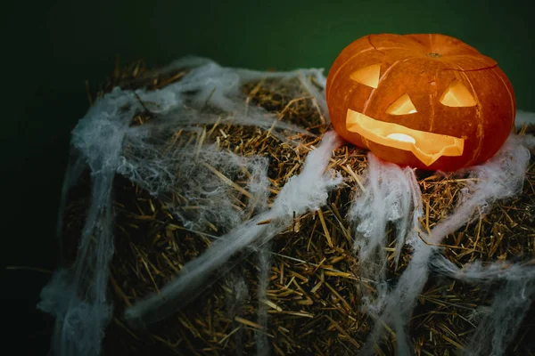 Parlayan Yüzlü Karanlıkta Örümcek Ağlı Ürkünç Jack Lantern Saman Işığında — Stok fotoğraf