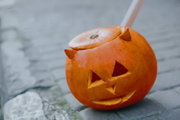 coronavírus de halloween laranja com cara assustadora. isolado no