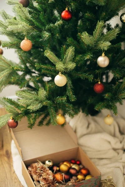 Decorating Christmas Tree Stylish Red Gold Baubles Box Green Tree — Stock Photo, Image