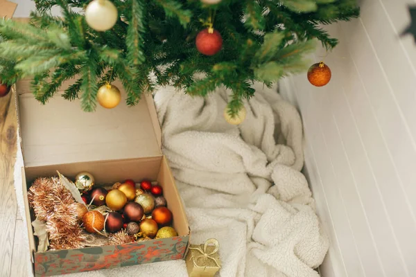 Décorer Arbre Noël Élégantes Boules Rouges Boîte Sous Arbre Vert — Photo