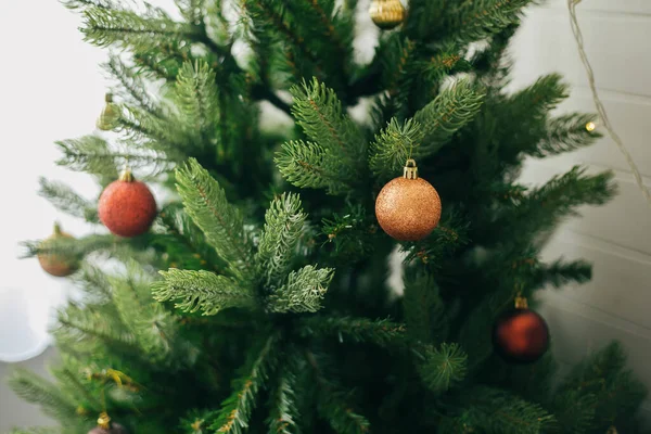 Moderne Gold Und Rote Christbaumkugeln Aus Nächster Nähe Hängende Glänzende — Stockfoto