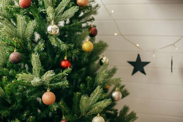 クリスマスツリー上の近代的な金と赤の赤ん坊 クリスマスツリー スカンジナビアの部屋のお祝いの装飾に光沢のある輝きの装飾をぶら下げて ハッピー ホリデー — ストック写真