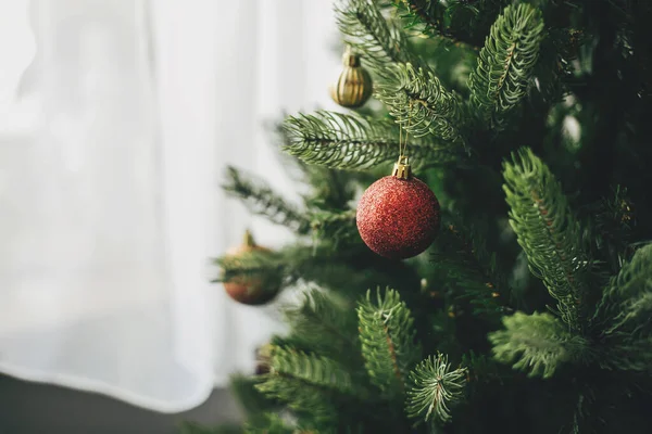 Modern Altın Kırmızı Mücevherler Noel Ağacında Yakın Plan Noel Ağacına — Stok fotoğraf