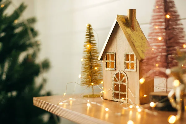 Stylový Vánoční Dřevěný Dům Třpytivý Vánoční Stromek Zlatí Sobi Slavnostním — Stock fotografie