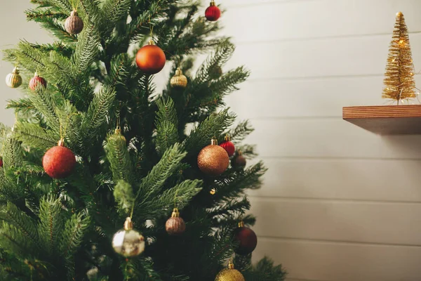 Moderní Zlaté Ozdoby Vánočním Stromečku Visící Třpytivé Ozdoby Vánočním Stromečku — Stock fotografie