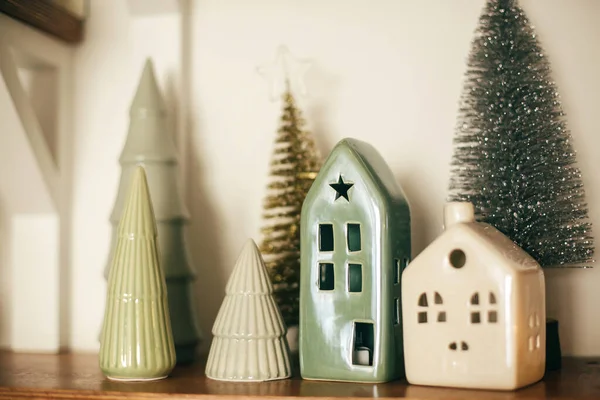 Casas Natal Modernas Árvores Prateleira Madeira Decoração Festiva Elegante Brinquedos — Fotografia de Stock