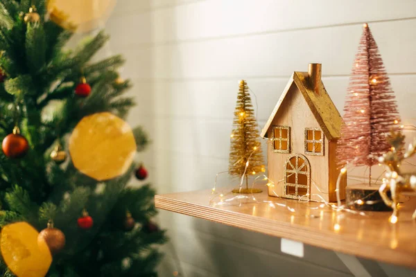 Veselé Vánoce Stylový Vánoční Dřevěný Dům Třpytivý Vánoční Stromek Zlatí — Stock fotografie