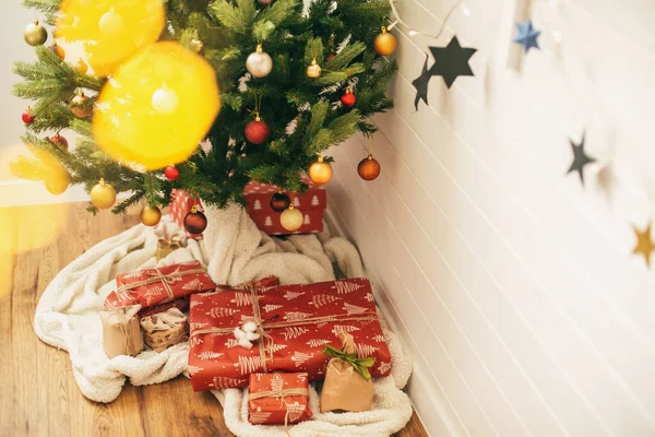 Frohe Weihnachten Stilvolle Weihnachtsgeschenke Unter Dem Weihnachtsbaum Mit Roten Und — Stockfoto