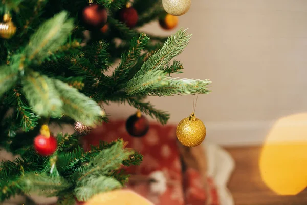 Oro Moderno Adornos Rojos Árbol Navidad Fondo Regalos Envueltos Luces —  Fotos de Stock