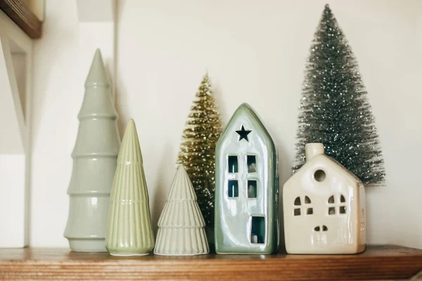 Pequena Casa Natal Moderna Árvores Prateleira Madeira Decoração Festiva Elegante — Fotografia de Stock