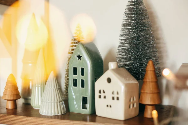 Moderna Pequena Casa Cerâmica Natal Árvores Glitter Prateleira Madeira Decoração — Fotografia de Stock