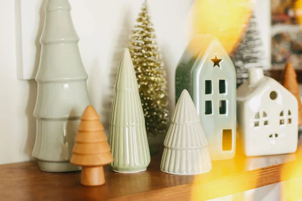Feliz Natal Boas Festas Moderna Pequena Casa Cerâmica Natal Árvores — Fotografia de Stock
