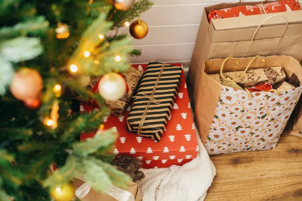 Elegantes Regalos Navidad Bajo Árbol Navidad Cajas Regalo Envueltas Papel —  Fotos de Stock