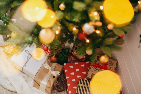 Mutlu Noeller Noel Ağacının Altında Kırmızı Altın Renkli Işıklarla Süslenmiş — Stok fotoğraf