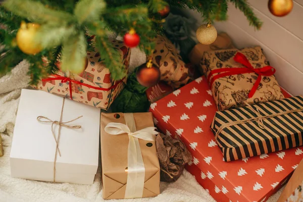 Veselé Vánoce Stylové Vánoční Dárky Pod Vánoční Stromeček Dárkové Krabice — Stock fotografie