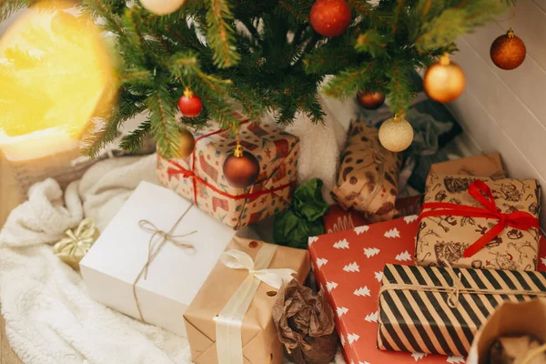 Stylové Vánoční Dárky Pod Vánočním Stromečkem Červenými Zlatými Cetkami Světle — Stock fotografie
